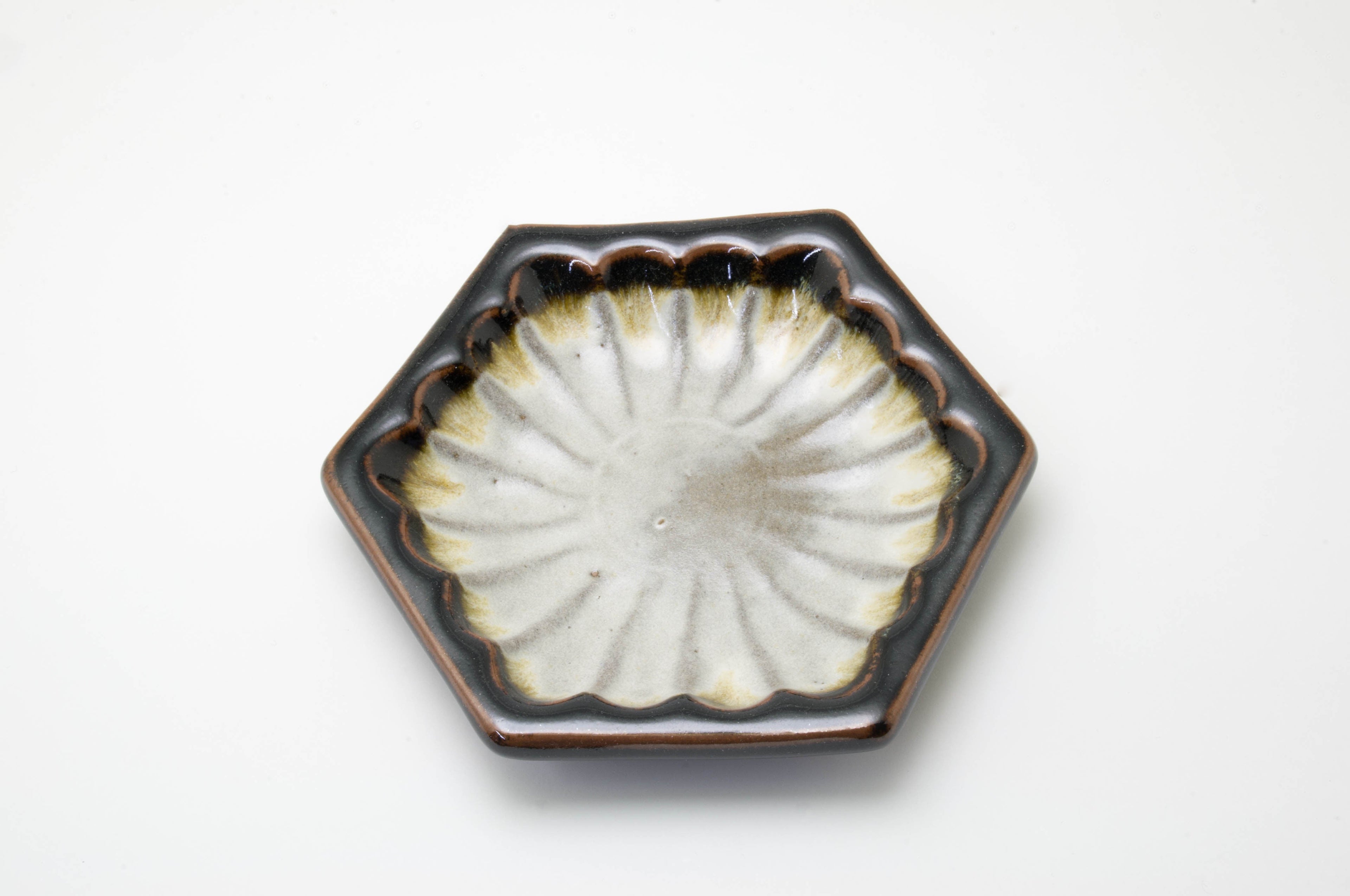 Hexagon Earthenware Plate by Toshihiko-gama