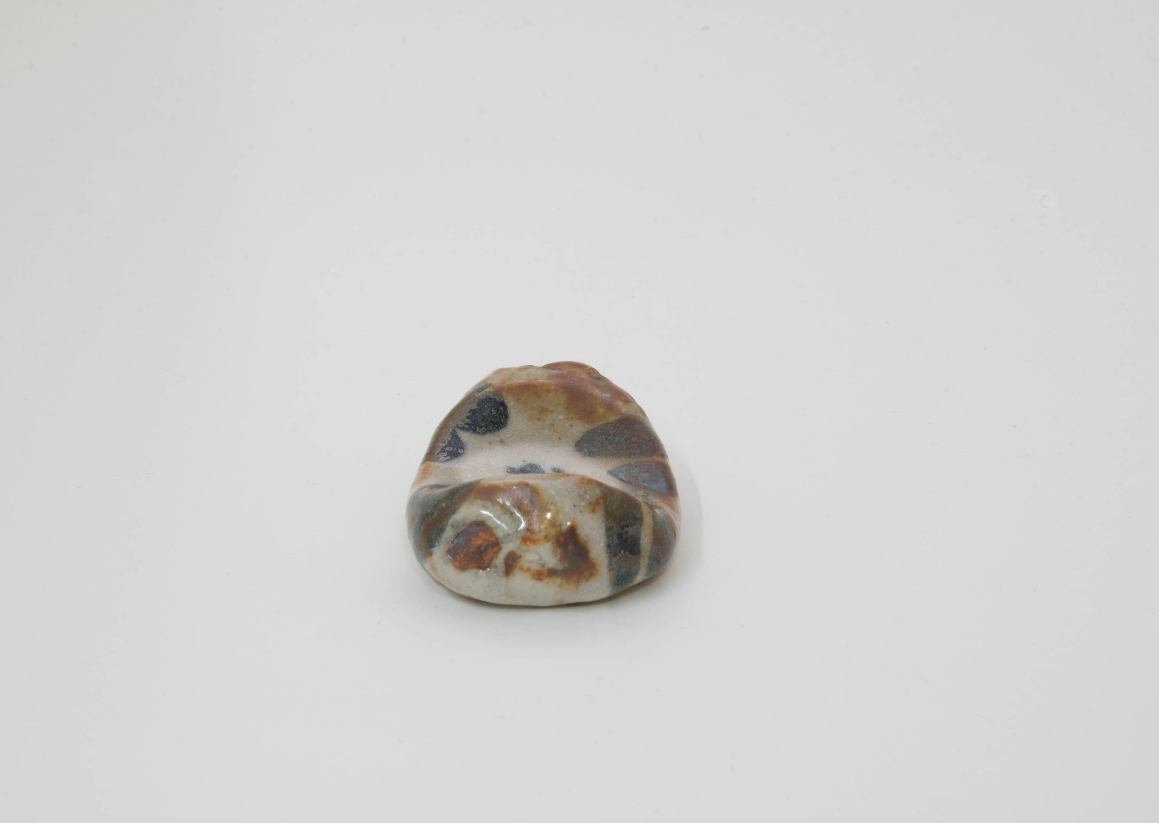 Earthenware Chopstick Rest with Hand-Drawn Camellia by Kazuji Sato  ★FREE SHIPPING