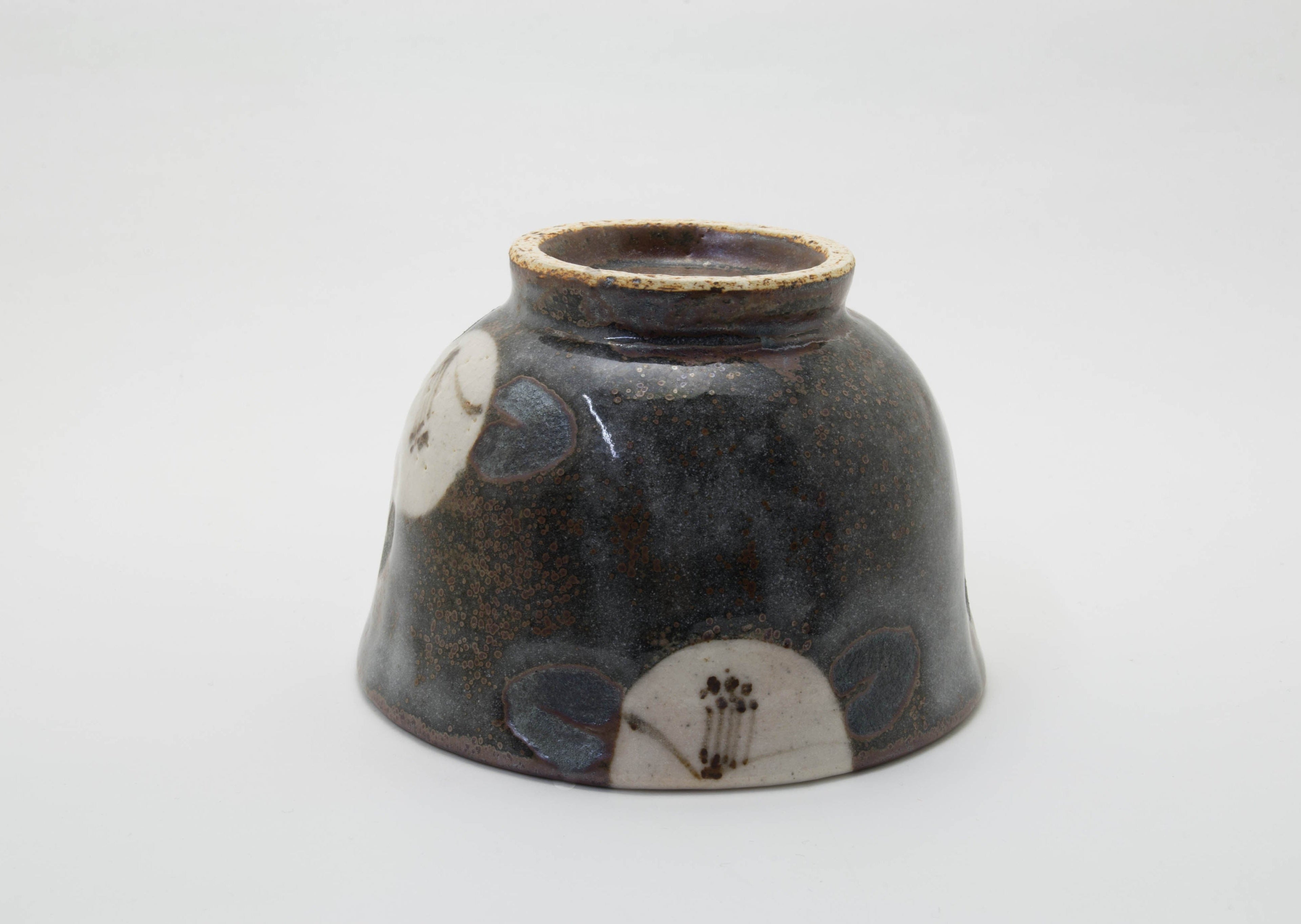 Earthenware Cup with Hand-Drawn Camellia Drawn by Zoho-gama