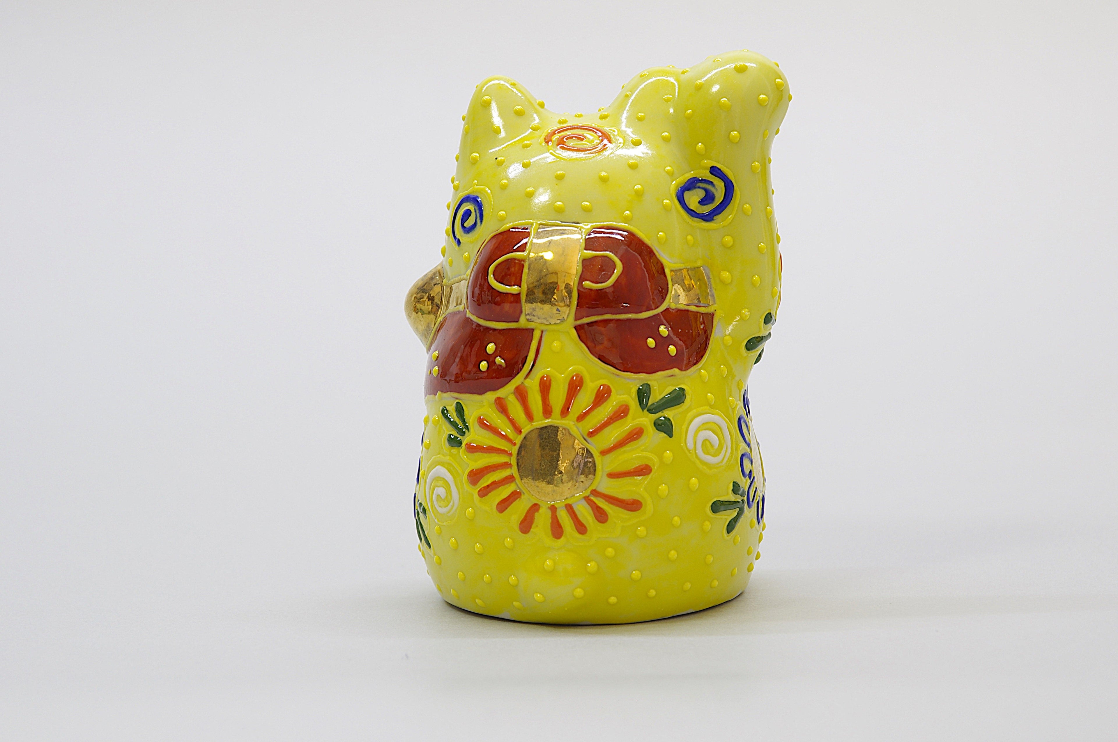 Porcelain of Maneki Neko in Kutani Ware [Ornament]